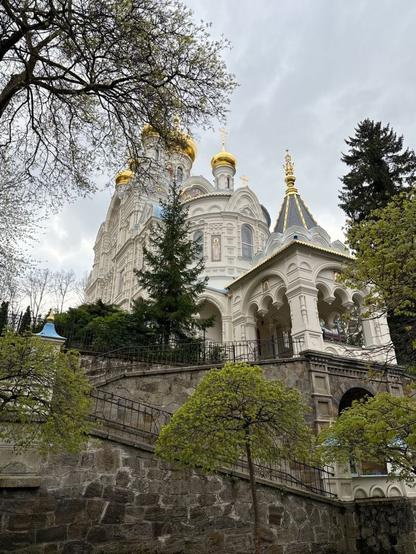 Die russisch-orthodoxe Kirche in Karlsbad (Karlovy Vary) trägt den Namen Kirche der heiligen Apostel Peter und Paul (tschechisch: Pravoslavný kostel sv. Petra a Pavla). Sie befindet sich in der König-Georg-Straße (ul. Krále Jiřího) im Westend-Viertel der Stadt. Auf der AUfnahme ist die Kirche vom Hintereingang zu sehen.