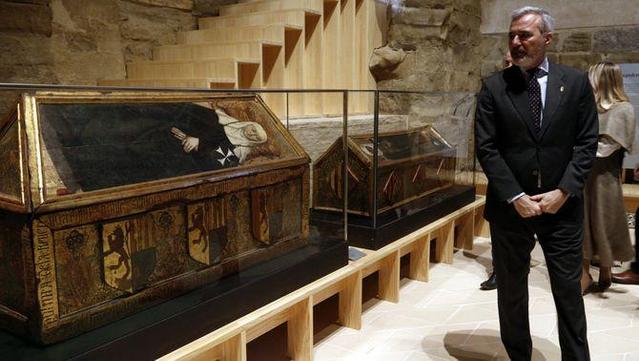 El president de l'Aragó, Jorge Azcón, observa una de les caixes sepulcrals que s'exposen a Sixena (3Cat)