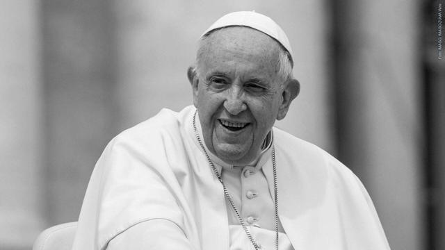Papst Franziskus lächelt, während er im Papamobil über den Petersplatz in Rom fährt. (Foto: IMAGO, IMAGO/ZUMA Wire)