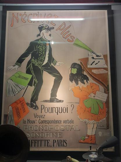 Affiche promotionnelle pour la Sonorine. Un message tonitruant s'échappe de la machine "N'écrivez plus ! Pourquoi ? Voyez la nouvelle correspondance verbale phonopostale sonorisée". Ce message choque un académicien en costume qui en fait tomber son dictionnaire e sa grammaire. Au 1er plan, une petite fille cache une carte postale sonore dans son dos.