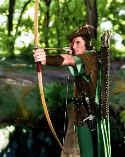 Das Bild zeigt Erol Flynn in der Rolle als Robin Hood aus dem Spielfilm.
Dort trägt er grüne Leggins und einen braunen lederüberhang.
In den Händen hält er einen gespannten Bogen mit einem Pfeil.