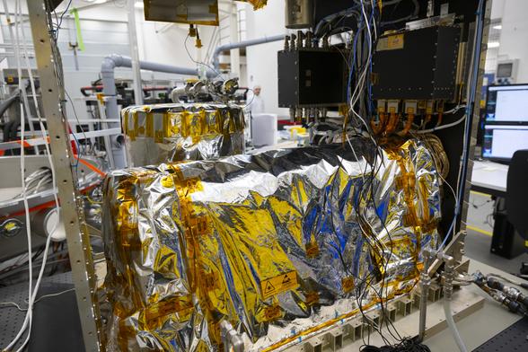 ACES (Pharao au premier plan) dans les locaux d'Airbus Space en Allemagne (crédit ESA-S. Corvaja)