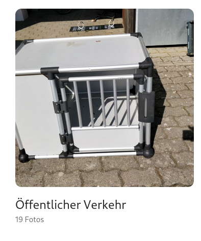 Hundebox auf einem Vorplatz. Von NextCloud Recognize mit "Öffentlicher Verkehr" getaggt.