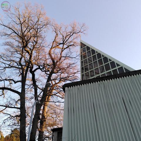 Halbmodernes Kirchengebäude und Baum