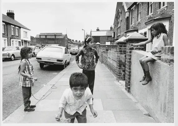 Enfants jouant dans la rue - Dennis Morris

Photographie d'enfants d'origine indienne/pakistanaise jouant dans une rue de Londres dans les années 50

Source: https://www.radiofrance.fr/franceinter/dennis-morris-a-la-mep-on-a-amene-les-couleurs-dont-l-angleterre-avait-besoin-7347321