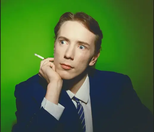 John Lyndon période PIL - Dennis Morris

Portrait sur fond vert de John Lyndon (ex Johnny Rotten des Sex Pistols) en costume/cravate dans sa période Public Image Limited, son groupe après sa période Sex Pistols.

Source: https://www.radiofrance.fr/franceinter/dennis-morris-a-la-mep-on-a-amene-les-couleurs-dont-l-angleterre-avait-besoin-7347321