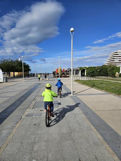 numéros 1 et 3 sur leurs vélos