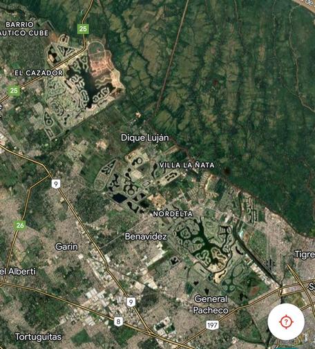 Satellitenaufnahme von der Gegend im Nordwesten der Region Buenos Aires. Man sieht mehrere künstlich ans Wasser gebaute Neubauviertel von immensem Ausmaß, immer entlang des Flusses Luján, der an das Flussdelta anschließt.