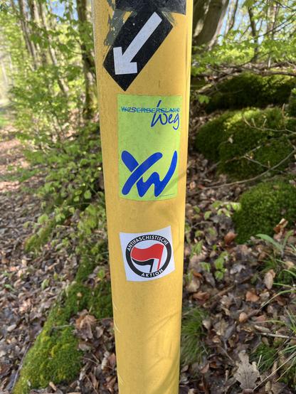 Wegweiser mit Antifa-Sticker