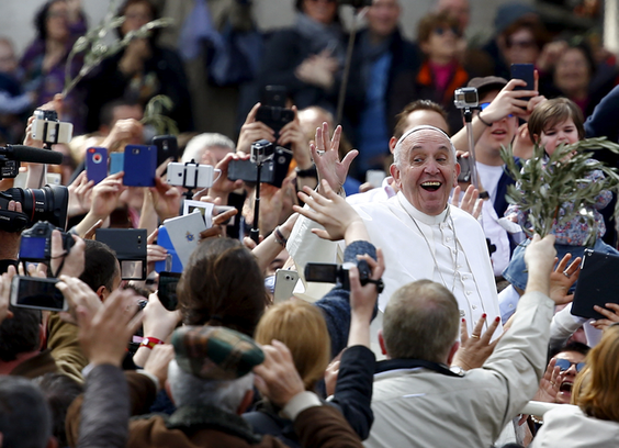El papa Francesc saluda els fidels al final de la missa del Diumenge de Rams el març de 2016. (Reuters)