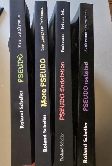 Buchrücken der Bücher 
Pseudo
More Pseudo 
Pseudo Endstation
Pseudo revisited