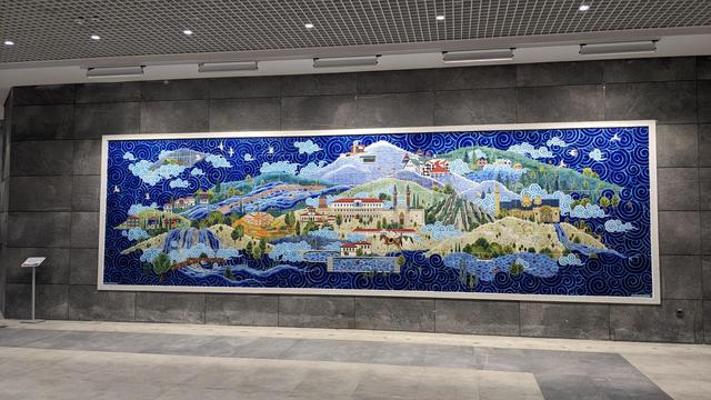 A beautiful wall pairing in the tunnel between the platforms.