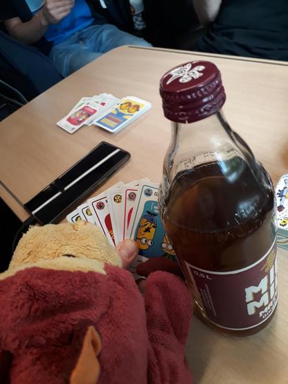 Das Foto wurde über meine Schulter fotografiert und zeigt die Spielkarten, die ich auf meiner Hand habe. Neben mir eine Flasche Mio Mate.