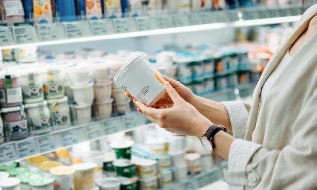 Mujer sosteniendo un yogur en el supermercado. (Getty Images)