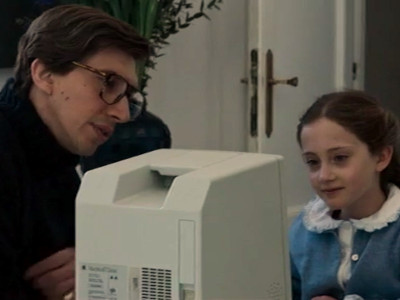 Maurizio shows his daughter how to use a Macintosh Classic in "House of Gucci".