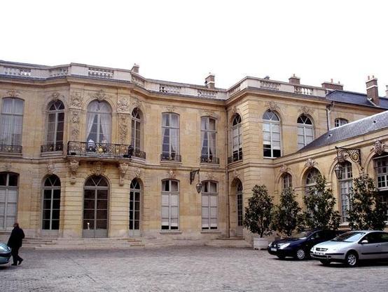 Ancien hôtel Matignon à #Paris7 (#Paris) Construction 1er quart XVIIIe siècle. L'hôtel avec ses dépendances, le parc et le pavillon de musique situé au fond du jardin (cad. 2015 000 AJ 11) : classement par arrê...
Suite 👉 https://monumentum.fr/monument-historique/pa00088722/paris-7e-arrondissement-ancien-hotel-matignon
#Patrimoine #MonumentHistorique
Photo CC-BY-SA 4.0 : Frédéric de Goldschmidt www.frederic.net