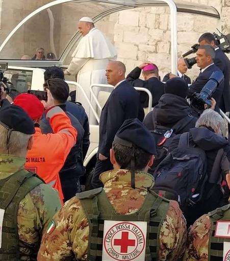 Papst Franziskus, im Vordergrund Einsatzkräfte des Italienischen Roten Kreuz