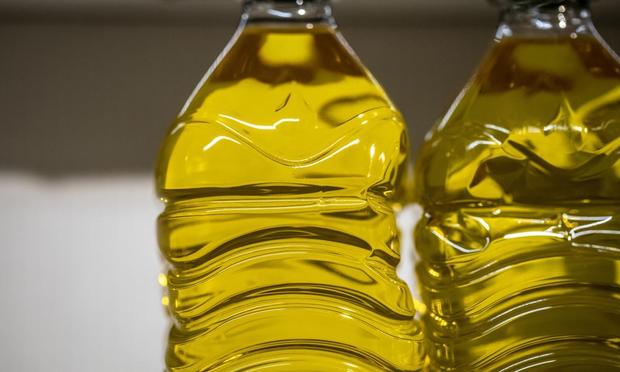 Dos botellas de aceite de oliva. (GETTY)