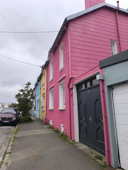 Erneut eine Reihe bunter Häuser, wobei ich vor allem das pinke Haus fotografieren wollte. Das Haus, der Schornstein, die Regenrinnen - alles ist pink gestrichen.