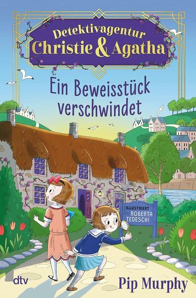 Auf dem Cover sehen wir Christie und Agatha, die sich vor einem schönen alten Cottage umschauen.