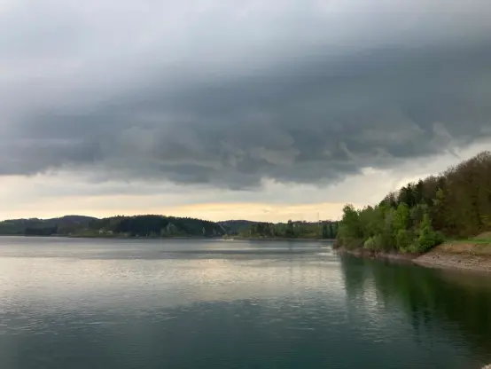 Gewitterwolken stehen bedrohlich über dem Trinkwasser Stausee