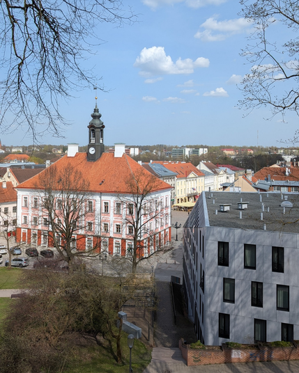 Skats no kalna uz Tartu. Priekšplānā rātes ēka.