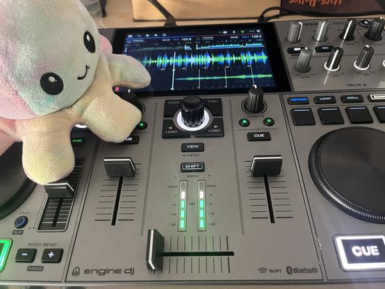 Ich (Tiny) sitze auf einem DJ Controller und drücke Knöpfe