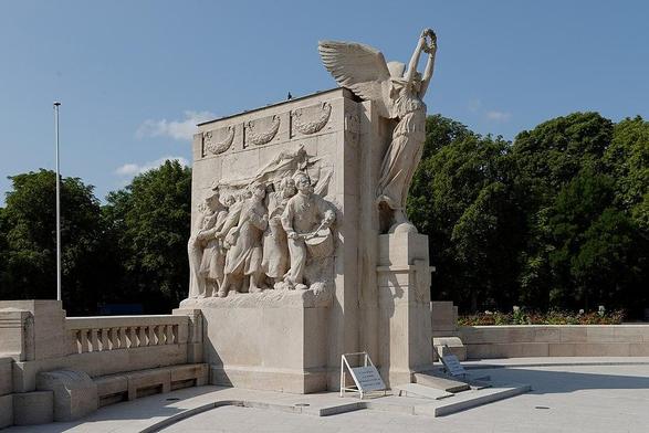 Monument aux morts à #Dijon (#CôteDOr) Les éléments se répartissent sur un cercle. Des allées en gravier, bordées de murets, permettent dy accéder. Au centre, une croix de guerre est représentée. Au centre de ...
Suite 👉 https://monumentum.fr/monument-historique/pa21000082/dijon-monument-aux-morts
#Patrimoine #MonumentHistorique
Photo CC-BY-SA 4.0 : François de Dijon