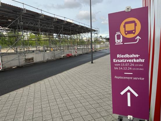 Über dem Bahnhof: Riedbahn-SEV-Aufsteller für “15.07.24”.