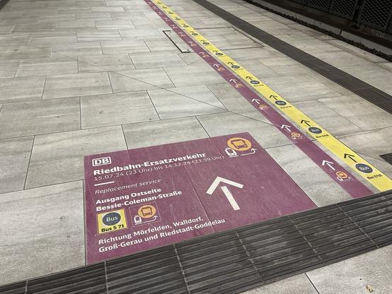 Markierungen auf dem Bahnsteig für den Ersatzverkehr.
