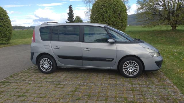Silberner Renault Espace IV mit Leichtmetallfelgen im Profil