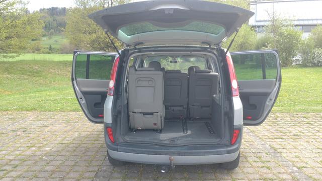 Renault Espace IV von hinten mit offener Kofferraumklappe und offenen hinteren Türen. In der dritten Sitzreihe ist nur ein Sitz montiert.
