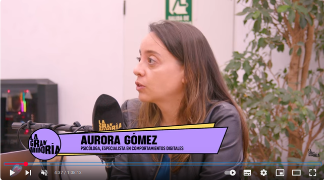 Aurora hablando en el programa. Tiene un micro delante y sale bonita
