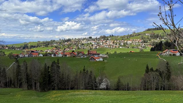appenzeller häuser auf den grünen hügelrücken
