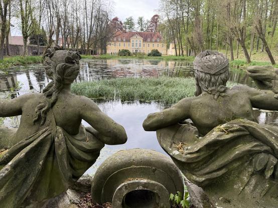 Zwei Figuren am Eingang von Schloss Oberlichtenau