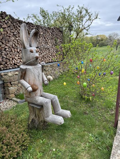 Holzosterhase in einem Garten
