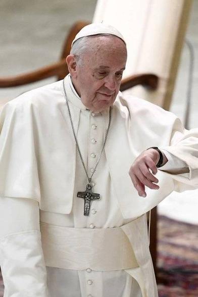 El Papa Francisco mira la hora en su reloj casio.