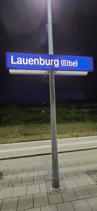 Ein leuchtendes, blaues Bahnhofsschild in #Lauenburg an der #Elbe.