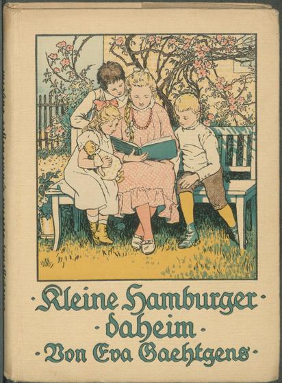 Ein illustriertes Cover eines Kinderbuchs mit dem Titel "Kleine Hamburger daheim" von Eva Gaechtgens. Es zeigt vier Kinder, die gemeinsam auf einer Bank lesen, umgeben von blühenden Blumen. Die Szene vermittelt ein Gefühl von Wärme und Unschuld.
