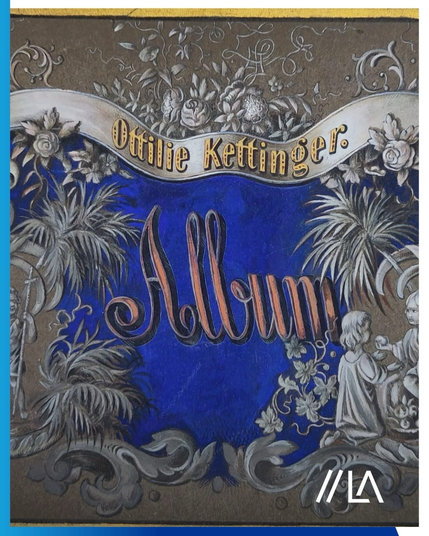 Deckblatt in blau eines mit Blumen bemalten Familienalbum. Aufschrift: Ottilie Kettinger. Album