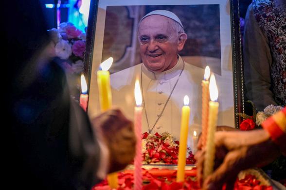 Su cuerpo no será expuesto sobre un catafalco en San Pedro, sino sobre un féretro de madera abierto. Tendrá un velatorio y no dos, y no habrá ceremonia de cierre de ataúd. Será enterrado en Santa María la Mayor, en Roma, y no en la cripta del Vaticano.