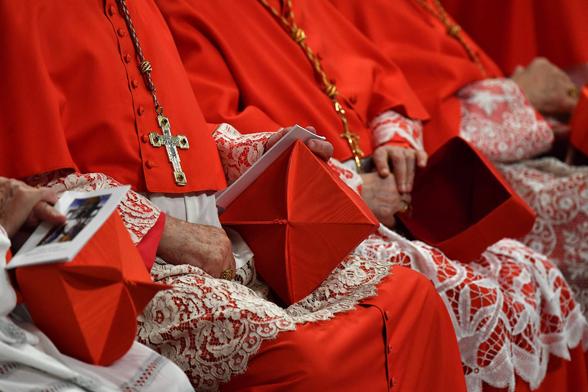 Parolin, Zuppi y Pizzaballa son la terna transalpina, con muchos 'pros' geopolíticos. Erdö es la gran baza conservadora, con permiso de Orban. El filipino Tagle ha perdido opciones y el único papa negro posible es Ambongo, carismático pero polémico