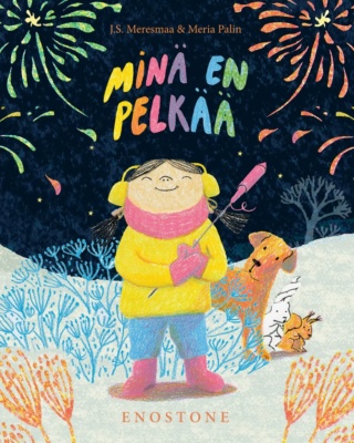 Minä en pelkää -kirjan piirroskannessa on ilotulitusrakettia pitelevä tyttö, koira, jänis ja orava. Taivaalla on räjähtäviä ilotulitteita.