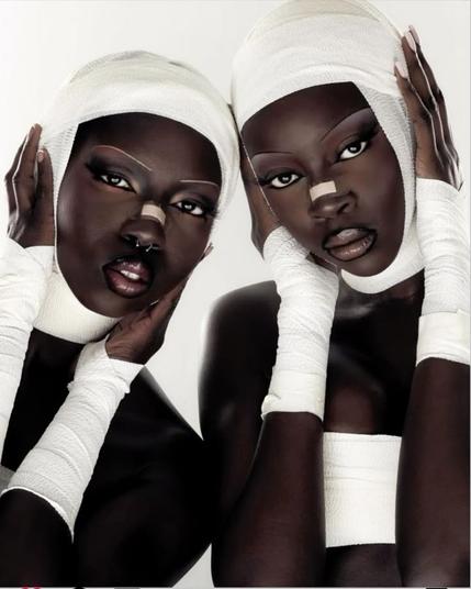 deux femmes noires, mains et tête bandées, pansement adhésif sur le nez et oreilles bouchées