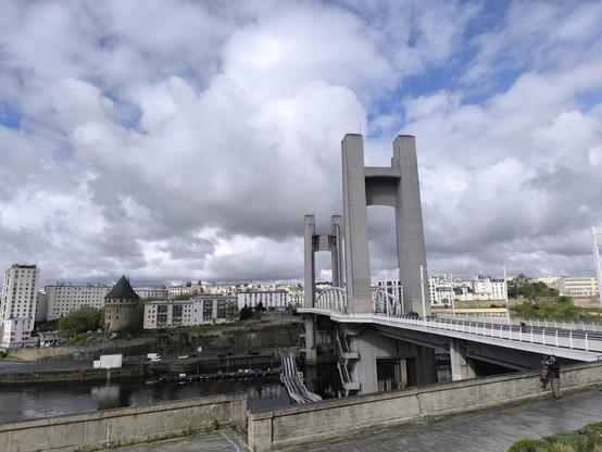 Blick auf die Hubbrücke "Pont de Recouvrance" von 1954 über die Penfeld. Links davon ist auch der Turm Tanguy zu sehen.