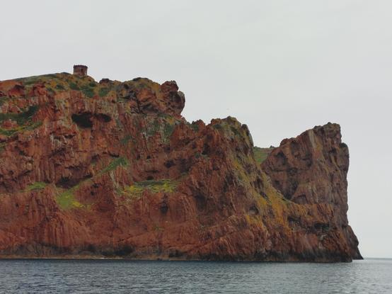Petit petit fort au haut d'une presqu'île