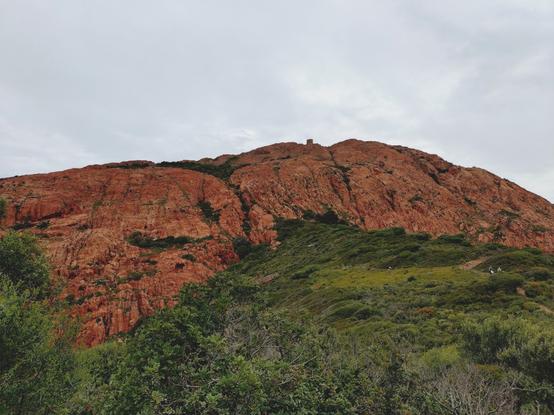 À la moitié du chemin on voit l'objet, la petite tour en haut de ce mont de granit rose