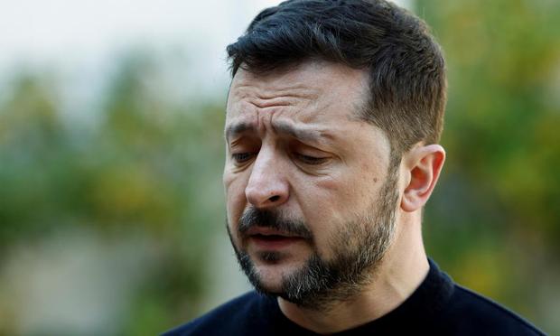 Volodimir Zelenski atiende a la prensa en la residencia del embajador de Reino Unido en París, el 27 de marzo de 2025. (Stephanie Lecocq / Reuters)