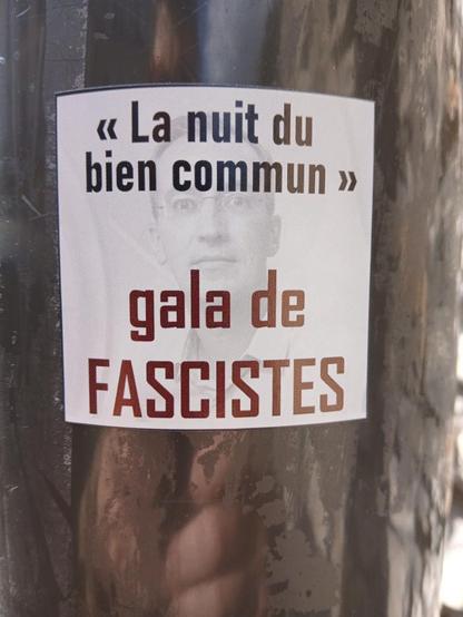 Un sticker collé sur un poteau avec écrit "La nuit du bien commun" et "gala de FASCISTES"
