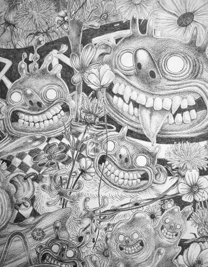 Gros plan sur le dessin. Il y a une créature avec des cornes qui porte un manteau de fourrure et tient quelques fleurs dans ses mains. Au-dessus, une autre créature tire la langue. En-dessous, des visages se forment dans une sorte de liquide translucide.